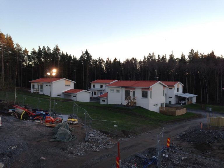 Bandtäckning av tak och fasad i Täby